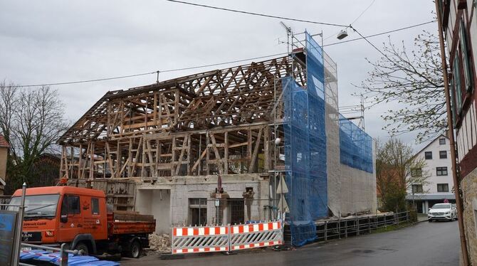 So sieht das Gebäude Klemmenstraße 4 in Pfullingen zurzeit aus: Die Anbauten sind beseitigt, das Fachwerk weitgehend freigelegt.