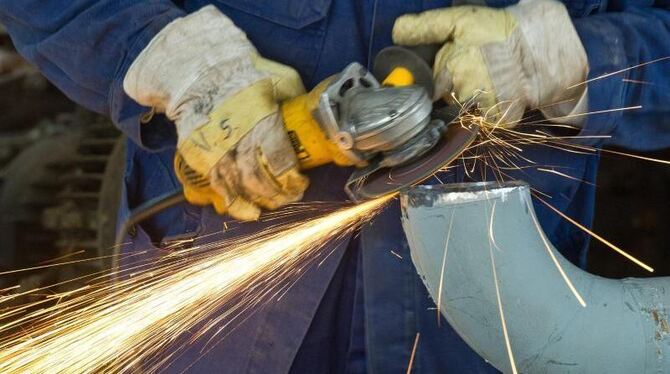 Metallarbeiter in einer Rohölverarbeitungsanlage: Die Metall-Tarifverhandlungen gehen in die zweite Runde. Foto: Patrick Pleu