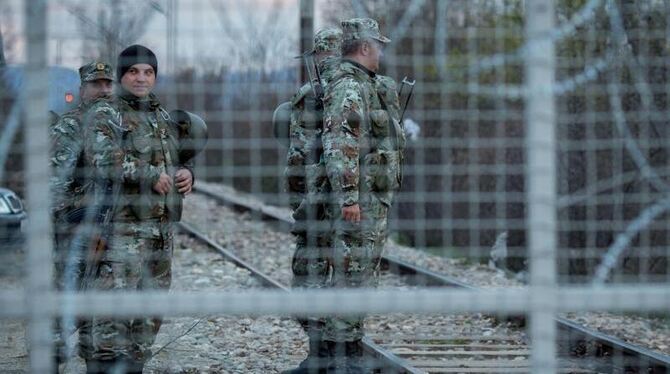 Mazedonische Grenzsoldaten am Grenztor zwischen Griechenland und Mazedonien. Die sogenannte Balkanroute ist geschlossen. Foto