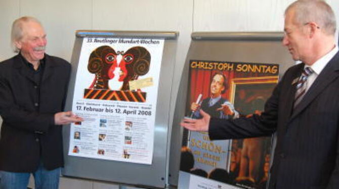 Macher und Mäzen: Wilhelm König (links) und Josef Schuler mit druckfrischem Programm und Zugpferd Christoph Sonntag. FOTO: PFIST