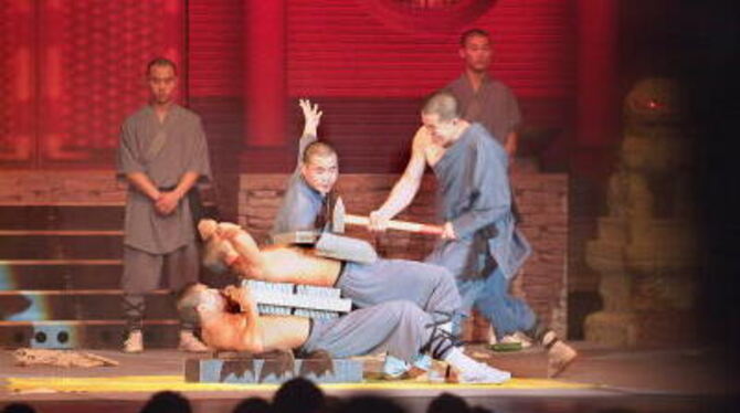 Ganz schön widerstandsfähig: Shaolin auf dem Nagelbrett und mit Hammer traktiert. FOTO: TRINKHAUS