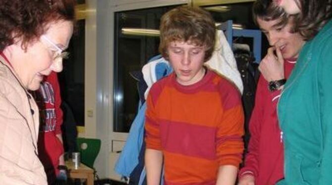 Der Chefredakteur kassiert selbst: Sven Herrmann (Mitte) beim Verkauf der druckfrischen Ausgabe vom »Frischer Höhnig«