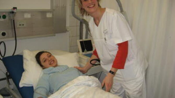 Leitet die internistische Notaufnahme: Oberärztin Dr. Zsuzsa Märkle mit Patientin. FOTO: TS