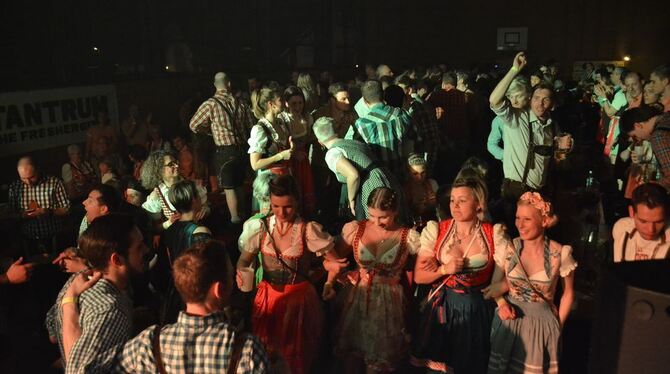 Ausgelassene Stimmung bei der Degerschlachter Dirndl-Party mit den »Schönis«. FOTO: CHATZINIKOLAOU