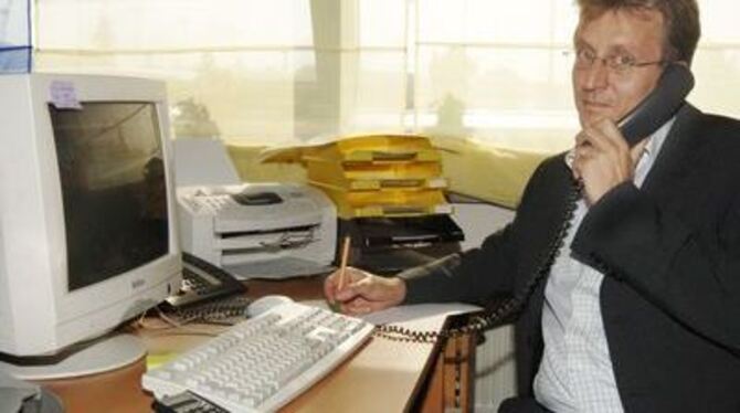 Den Umfang von drei Ordnern haben die Lizenzierungs-Statuten, die SSV-Geschäftsführer Klaus Weiss beachten muss.
FOTO: NIETHAMME