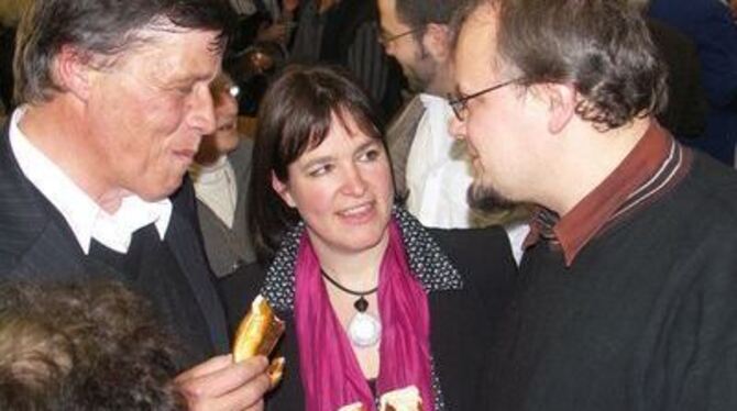 Nicht ganz trockene Kost beim Neujahrsempfang der Tübinger Linken: (v. li.) Bundesvorständler Ulrich Maurer (mit Butterbrezel),