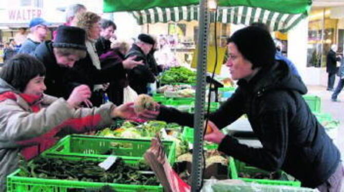 Reichlich Auswahl an saisonalem Gemüse finden Jonas und Yanik Bretzler auf dem Wochenmarkt. GEA-FOTO: SCHÖBEL