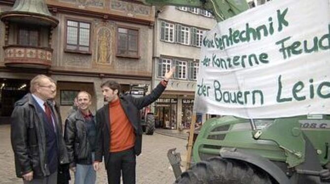 Gemeinsam gegen Gentechnik (von links): Percy Schmeiser, Christian Reutter vom Bauernverband und OB Boris Palmer.
FOTO: NIETHAMM