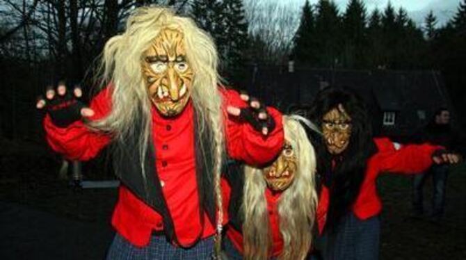 Stiegen aus der Unterwelt in den Wasenwald empor: die Wotan-Hexen.  FOTO: ANDREA ANSTÄDT