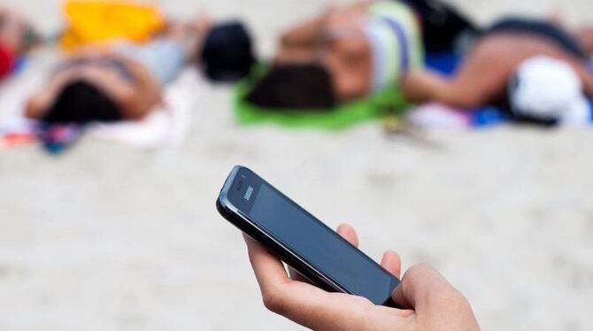 Einige Mobilfunkbetreiber hatten viele Jahre lang sehr hohe Gebühren im Ausland erhoben. Foto: Daniel Naupold/Archiv