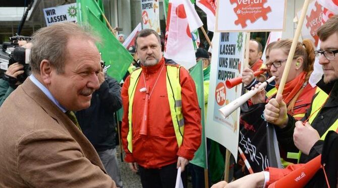 Verdi-Chef Bsirske (l) begrüßt demonstrierende Gewerkschafter in Potsdam. Foto: Ralf Hirschberger