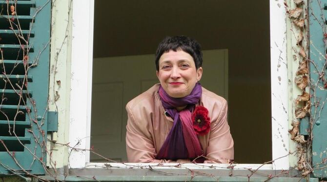 Nichts für schwache Nerven: Stadtschreiberin Zehra Çirak wohnt in Tübingen auf einem Friedhof. FOTO: STEINRÜCKEN
