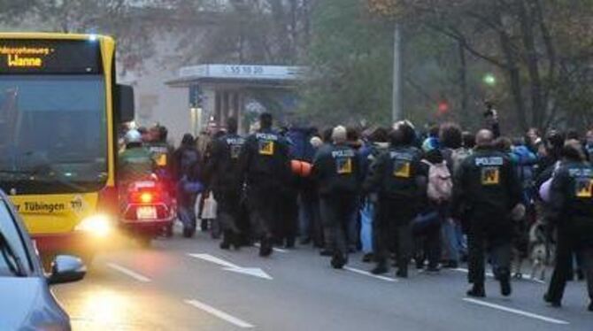 Polizisten begleiten die Studenten nachdem Verlassen des Hörsaals vom Kupferbau in Richtung Marktplatz. GEA-FOTO: MEYER