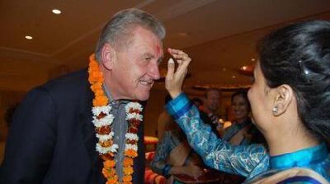 Zur Begrüßung gibt's Blumenketten und einen roten Punkt auf die Stirn. GEA-FOTO: CONZELMANN