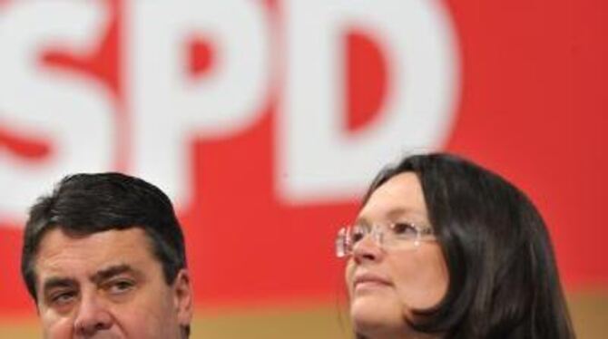 SPD-Generalsekretärin Andrea Nahles und der SPD-Vorsitzende Sigmar Gabriel auf dem SPD-Bundesparteitag in Dresden.
FOTO: DPA