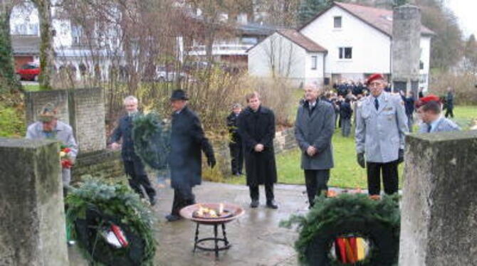 An die im Ersten und Zweiten Weltkrieg Gefallenen gedachten die Münsinger mit Worten und Kränzen.
GEA-FOTO: OELKUCH