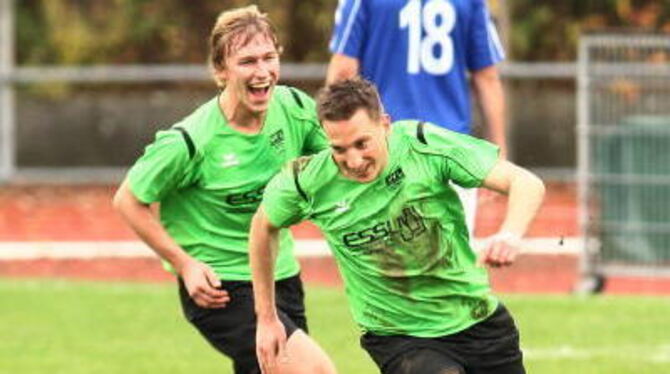 Torjäger vom Dienst beim VfL Pfullingen: André Roll (vorne).  
FOTO: EIBNER
