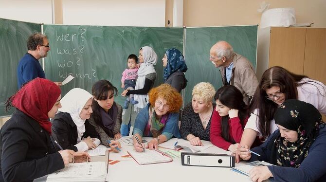 Hoch motiviert, diszipliniert und wissbegierig im Unterricht: Unter Anleitung von Ehrenamtlichen lernen Flüchtlinge in der Sondelfinger Mörike-Schule die deutsche Sprache. FOTO: TRINKHAUS