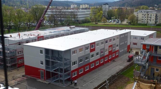 Im Juni sollte in Tübingen eine Bedarfsorientierte Erstaufnahmestelle (BEA) für Flüchtlinge eröffnet werden. Die drei Gebäude (links) neben der vom Kreis betriebenen Bauten (rechts) stehen nun ebenfalls für die vorläufige Unterbringung zur Verfügung.  GEA-FOTO: LENSCHOW