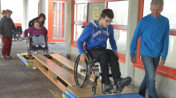 Geschicklichkeit geht vor Geschwindigkeit: Sechs Schulteams wetteiferten in Mössingen ums gute Abschneiden ihrer Schule. Hier ein anspruchsvoller Rollstuhl-Parcours. GEA-FOTO: MEYER