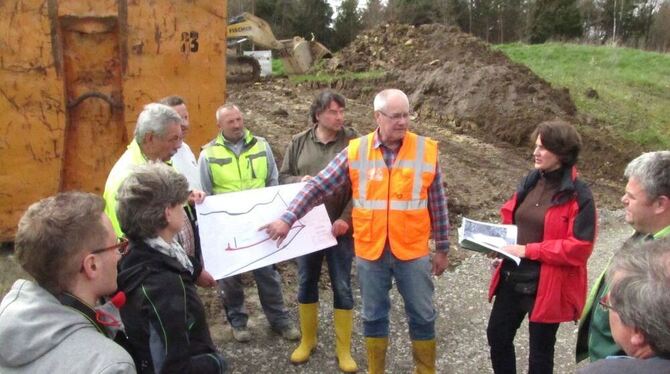 Erst hatte Walddorfhäslach mit Kosten in Höhe von 210 000 Euro gerechnet. Jetzt bleiben an der Gemeinde nur 16 000 Euro Mehrwertsteuer hängen. Bürgermeisterin Silke Höflinger im Gespräch mit den Bauleuten, Bauleiter Michael Russe erläutert den Plan. FOTO: MÜLLER Erst hatte Walddorfhäslach mit Kosten in Höhe von 210 000 Euro gerechnet. Jetzt bleiben an der Gemeinde nur 16 000 Euro Mehrwertsteuer hängen. Bürgermeisterin Silke Höflinger im Gespräch mit den Bauleuten, Bauleiter Michael Russe erläutert den Plan. FOTO: MÜLLER