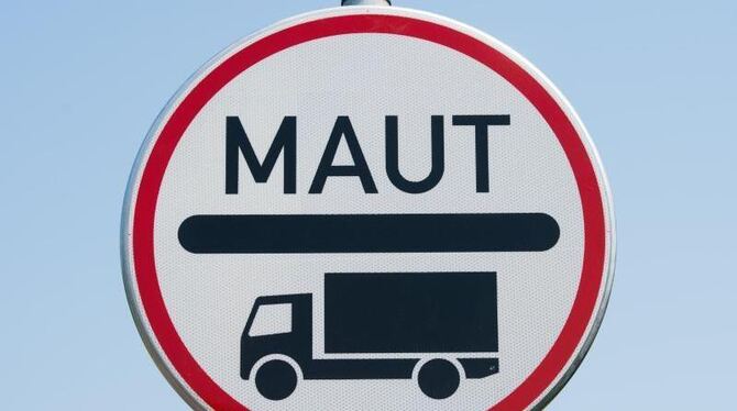 Maut-Schild für Lkw auf einem vierspurigen Abschnitt der Bundesstraße 168 bei Cottbus. Foto: Patrick Pleul