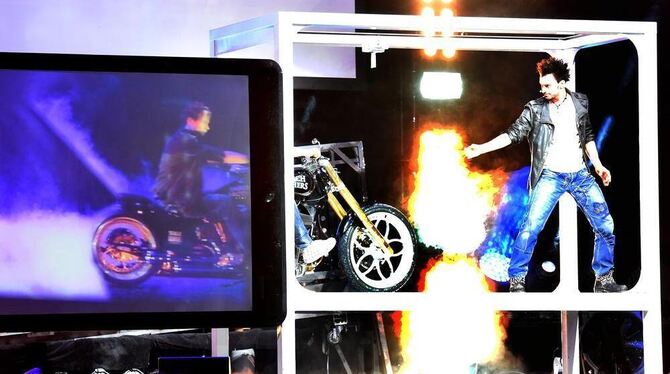 Wie aus digital real wird, demonstrieren die Brüder Ehrlich gleich zu Beginn in der Stadthalle, als sie ein Motorrad aus einem R