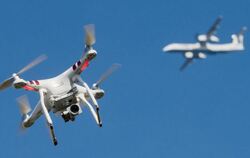 Es wird geschäftig am Himmel - immer häufiger durchkreuzen Drohnen die Flugbahnen von Flugzeugen. Foto: Julian Stratenschulte/Sy