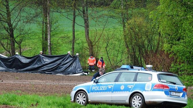 Rettungskräfte und ein Streifenwagen stehen in Kandern am Fundort des toten Jungen. Rettungskräfte und ein Streifenwagen stehen in Kandern am Fundort des toten Jungen.