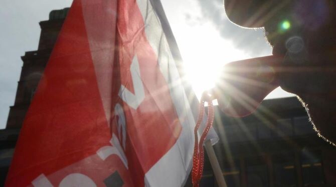 Warnstreik mit Trillerpfeife und Verdi-Fahne.