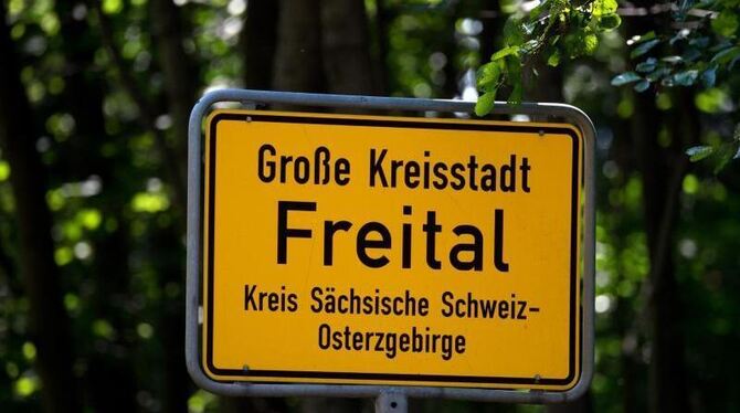 Das Ortseingangsschild der Großen Kreisstadt »Freital« in Sachsen. Foto: Arno Burgi