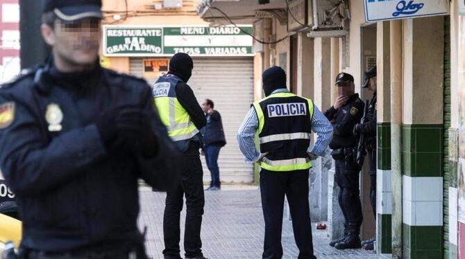 Spanische Polizisten bei dem Einsatz in Palma auf Mallorca. Dort wurde ein IS-Anhänger festgenommen. Foto: Cati Cladera