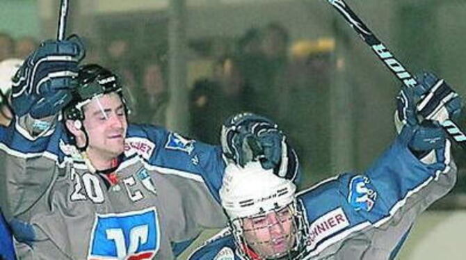 Befreiender Torjubel der Reutlinger Eishockeyspieler Dominique Tilgner (links) und Mark Haudeck.
FOTO: BAUR