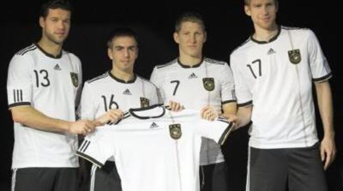 Nationalspieler Ballack, Lahm, Schweinsteiger und Mertesacker (v.l.) im WM-Trikot.
FOTO: DPA