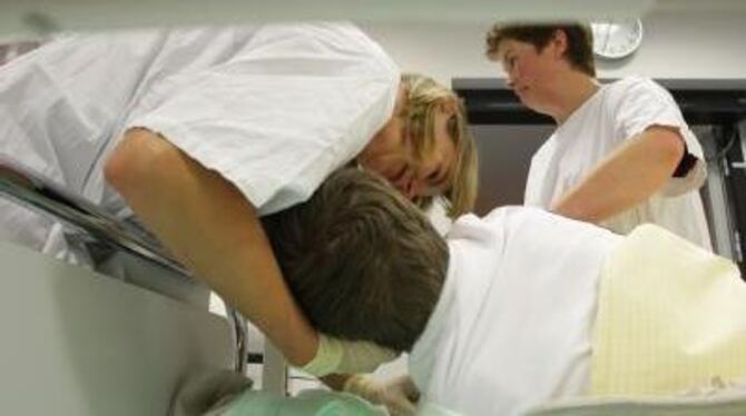 Krankenschwestern kümmern sich in der Notaufnahme um einen stark betrunkenen Jugendlichen.
ARCHIVFOTO: DPA