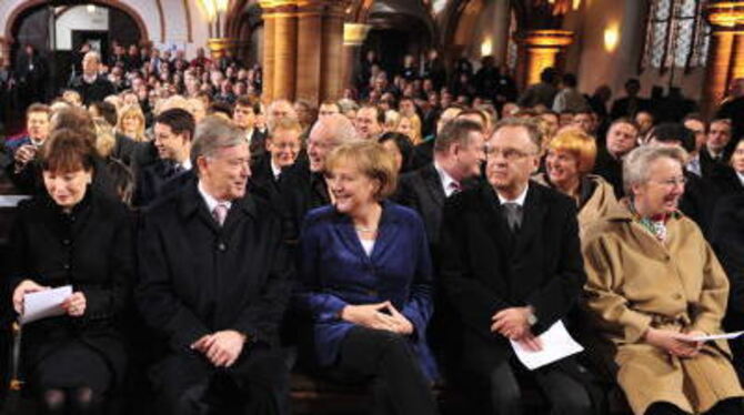 Bundespräsident Horst Köhler (2. von links) und Bundeskanzlerin Angela Merkel (Mitte) warten in der Gethsemanekirche auf den öku