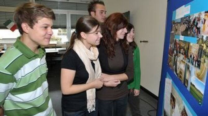 Hundertschaften strömten heute in die Theodor Heuss Schule. FOTO: NIETHAMMER
