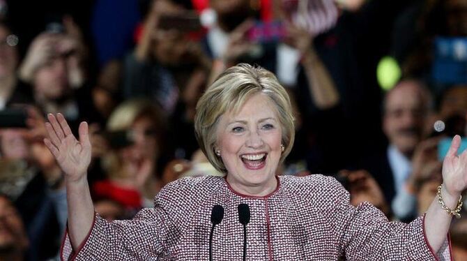 Hillary Clinton freut sich mit Anhängern über ihren Sieg in New York. Foto: Justin Lane