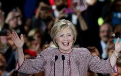 Hillary Clinton freut sich mit Anhängern über ihren Sieg in New York. Foto: Justin Lane