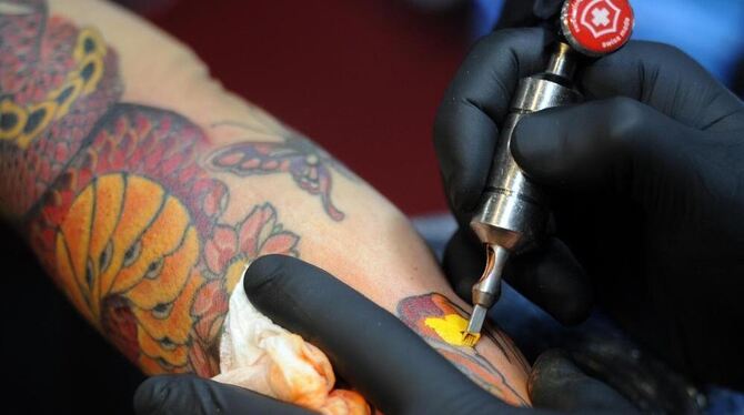Kunst auf dem Körper: Professionell gestochene Tattoos liegen tiefer in der Haut als die Werke von Laien. Sie sind deshalb auch schwieriger zu entfernen. FOTO: DPA