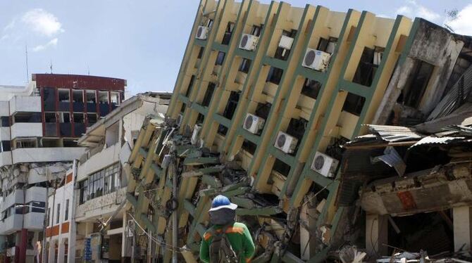 Umgefallene Häuser in Pontejo: Die Zahl der Toten nach dem schweren Erdbeben in Ecuador steigt weiter. Foto: Christian Escoba