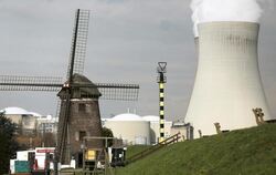 Kühltürme des Atomkraftwerks Doel bei Antwerpen. Foto: Oliver Berg/Archiv