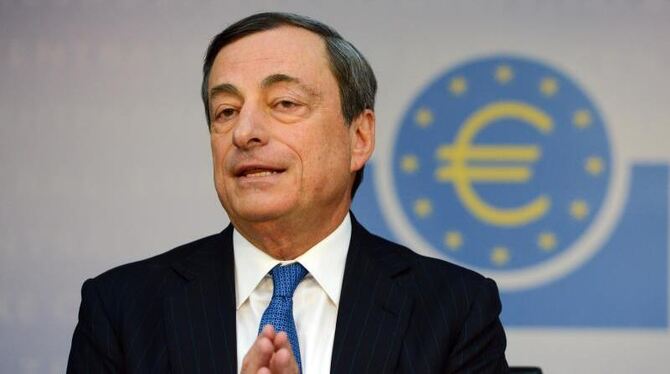 Die Europäische Zentralbank (EZB) und ihr Chef Mario Draghi kämpfen mit einer Politik des extrem billigen Geldes vehement geg