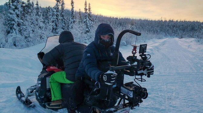 Eiskalte Kameraarbeit: Der Tübinger Vadim Schulz beim Dreh in Lappland. FOTO: PRIVAT