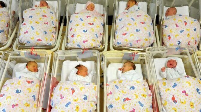 Babys auf der Neugeborenenstation: Wie lange werden sie als Erwachsene berufstätig sein müssen? Foto: Waltraud Grubitzsch/Arc