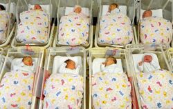 Babys auf der Neugeborenenstation: Wie lange werden sie als Erwachsene berufstätig sein müssen? Foto: Waltraud Grubitzsch/Arc