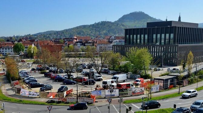 Belebter Standort für ein »Hotel im Bürgerpark« (bisher öffentlicher Parkplatz, Bildmitte). FOTO: NIETHAMMER