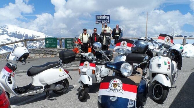 Wespen ganz oben: Die Reutlinger Vespa-Club-Mitglieder bei einer Alpen-Ausfahrt. FOTO: PR