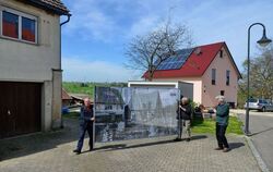 Eine von zwölf Ausstellungsstationen im Aufbau (von links): Wolfgang Geisel, Ulrich Altmann und Willi Igel postieren eine histor
