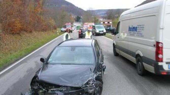 Zwei Leichtverletzte und jede Menge verbeultes Blech sind die Bilanz eines Verkehrsunfalls zwischen Unterhausen und Honau. GEA-F